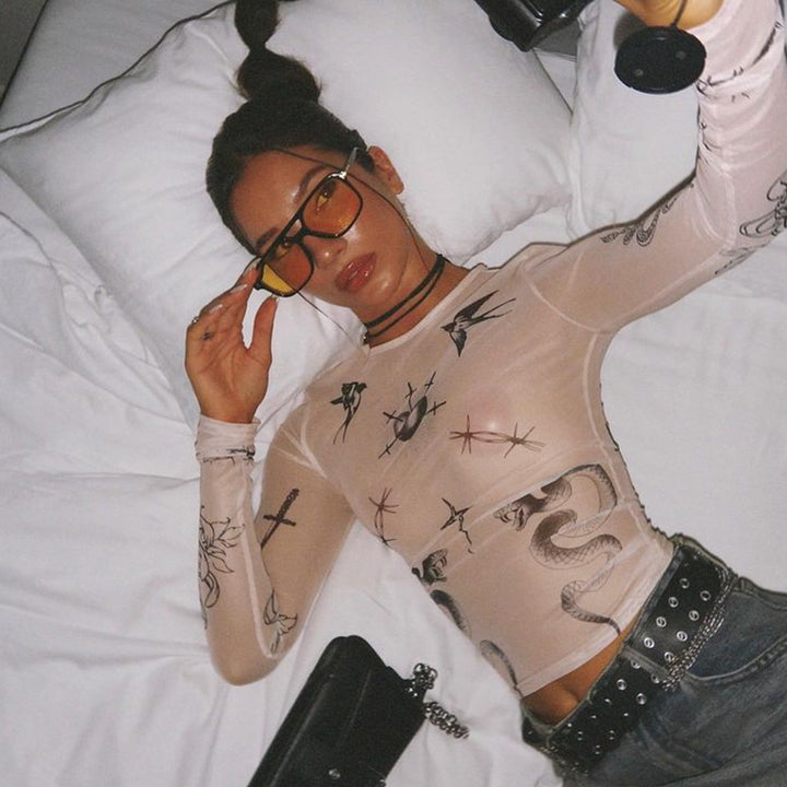 Damer långärmad tröja med detaljerad tatueringstryck Mirla-Eva Jonsson