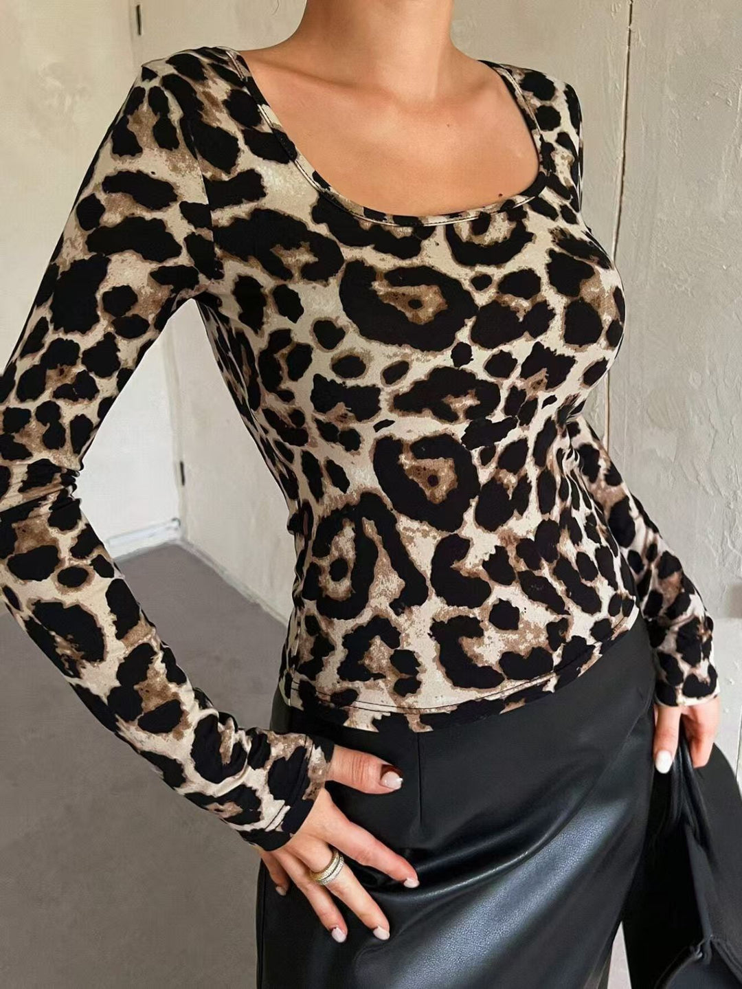Damer långärmad tröja med leopardmönster Mirla-Eva Jonsson