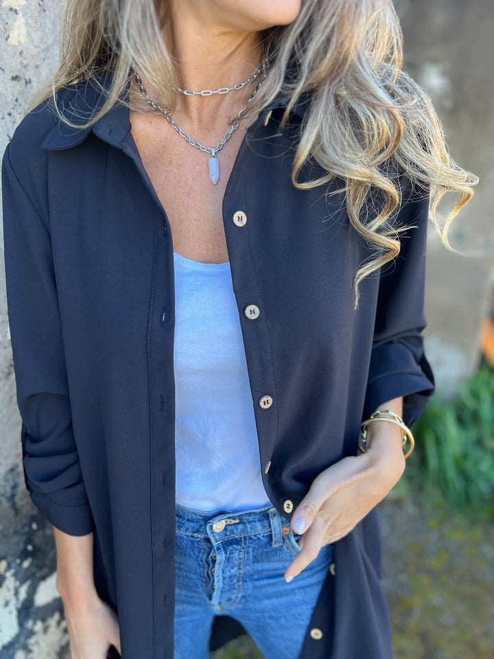 Damer långblus med elegant snitt och avslappnade detaljer Mirla-Eva Jonsson
