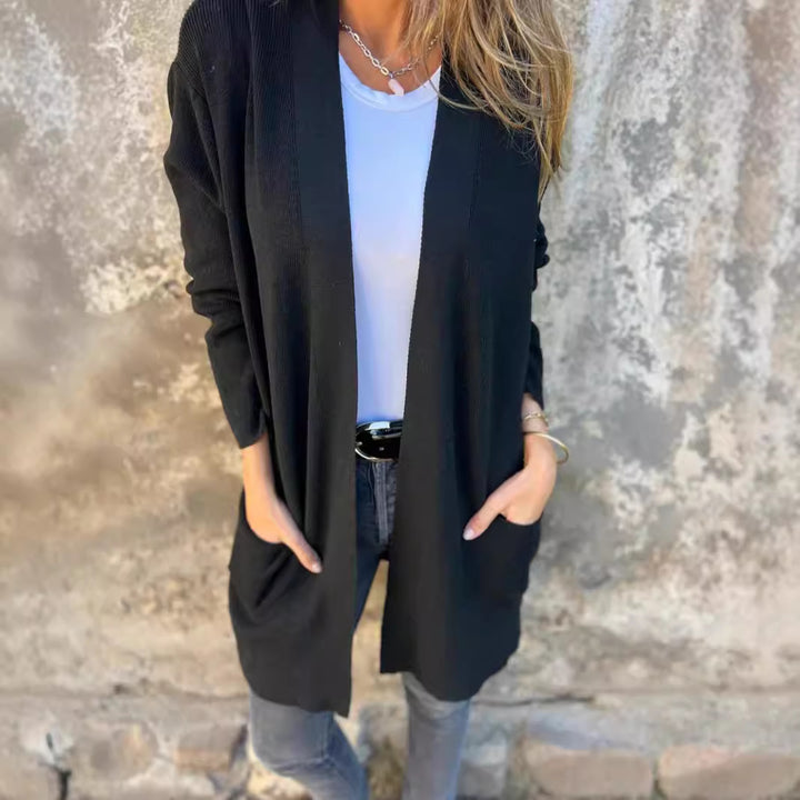 Damer långstickad jacka med praktiska fickor och elegant V-ringning Eva Jonsson-Eva Jonsson