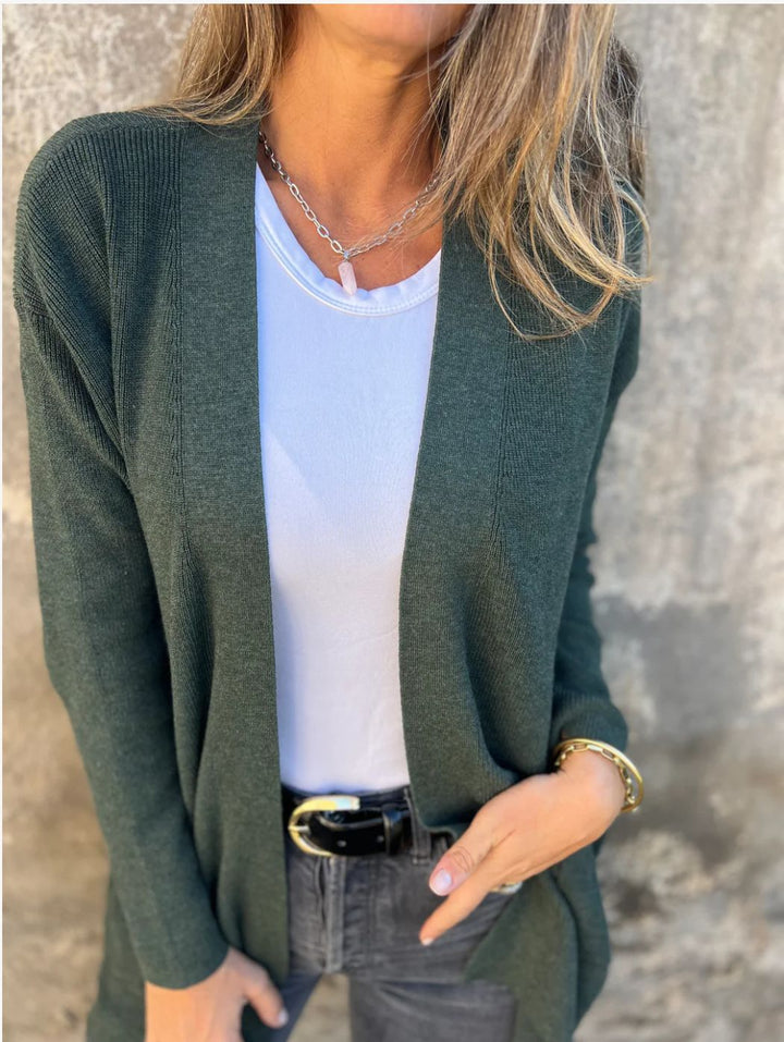 Damer långstickad jacka med praktiska fickor och elegant V-ringning Eva Jonsson-Eva Jonsson
