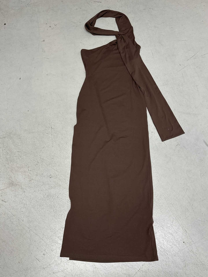 Damer långt omslagsklänning med asymmetrisk halsringning och elegant sjal-detail Mirla-Eva Jonsson
