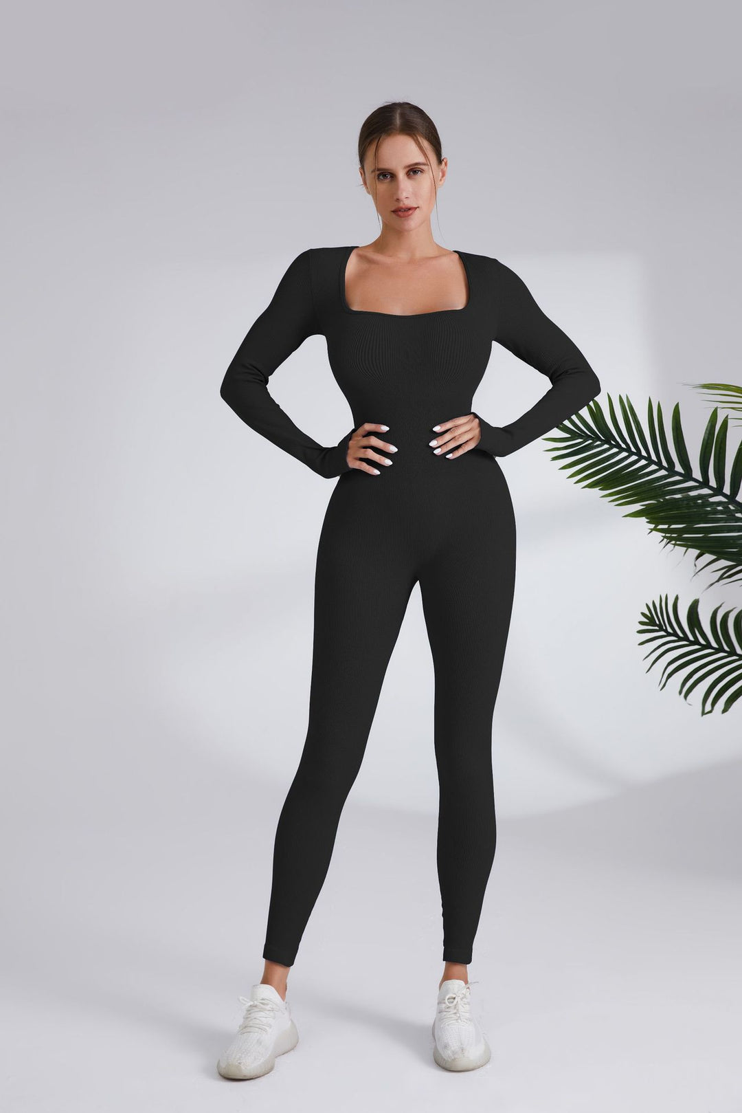 Damer leggingsdräkt med elegant fyrkantig halsringning och figurnära skärning Mirla-Eva Jonsson