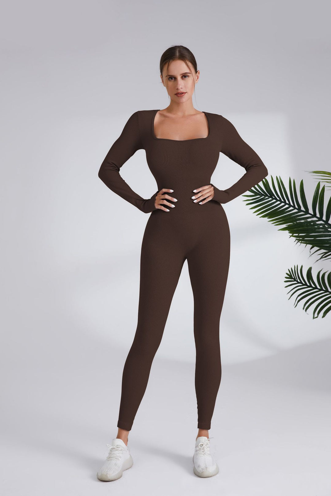 Damer leggingsdräkt med elegant fyrkantig halsringning och figurnära skärning Mirla-Eva Jonsson