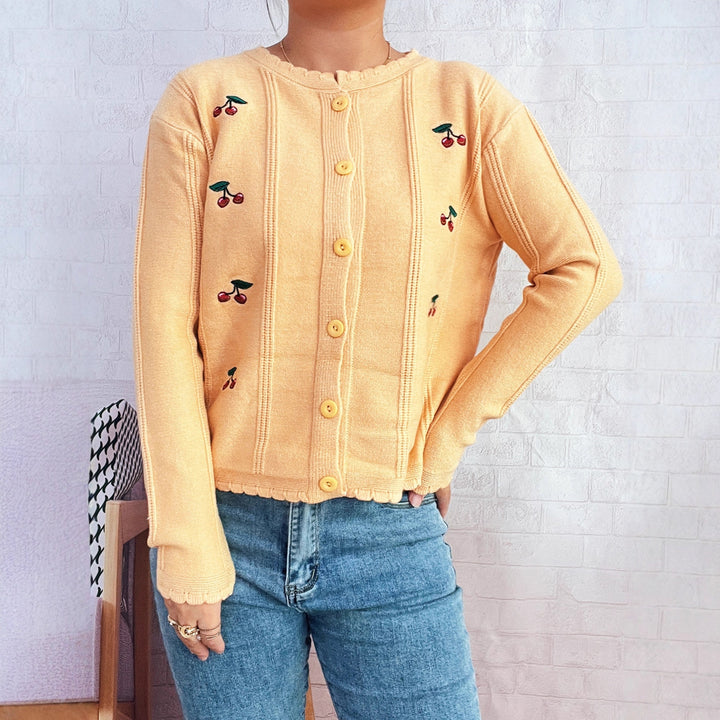 Damer lekfull cardigan med körsbärsmotiv och volangkrage Mirla-Eva Jonsson