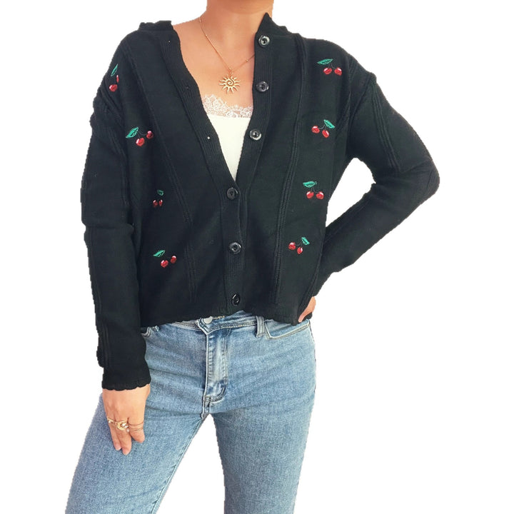 Damer lekfull cardigan med körsbärsmotiv och volangkrage Mirla-Eva Jonsson