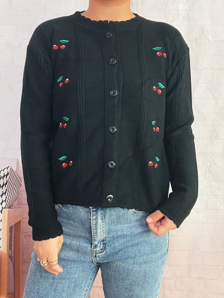 Damer lekfull cardigan med körsbärsmotiv och volangkrage Mirla-Eva Jonsson