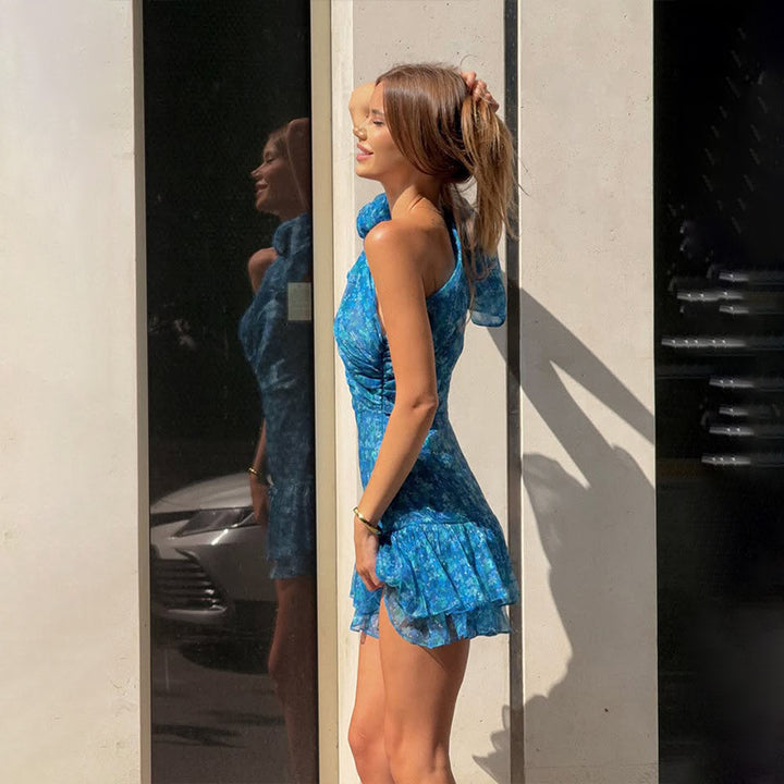 Damer lekfull mini klänning med asymmetrisk axelrem och volangdetaljer Eva Jonsson-Eva Jonsson