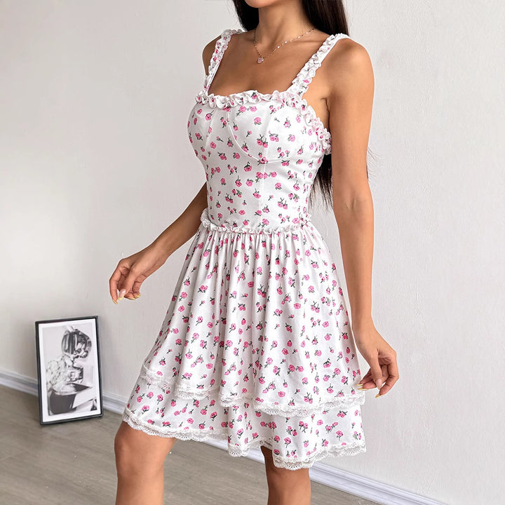 Damer lekfullt sommarklänning med volangdetaljer och blommönster Mirla-Eva Jonsson