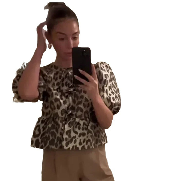 Damer leopardmönstrad kortärmad blus med lekfulla volanger Mirla-Eva Jonsson