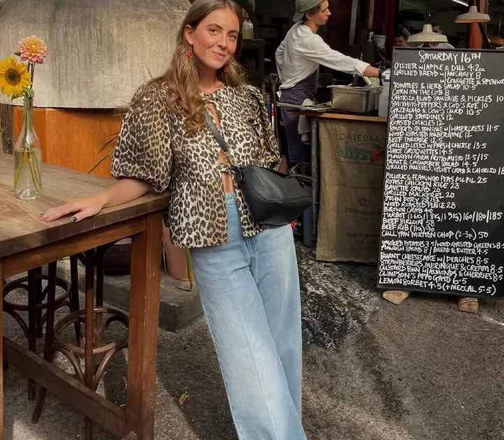 Damer leopardmönstrad kortärmad blus med lekfulla volanger Mirla-Eva Jonsson