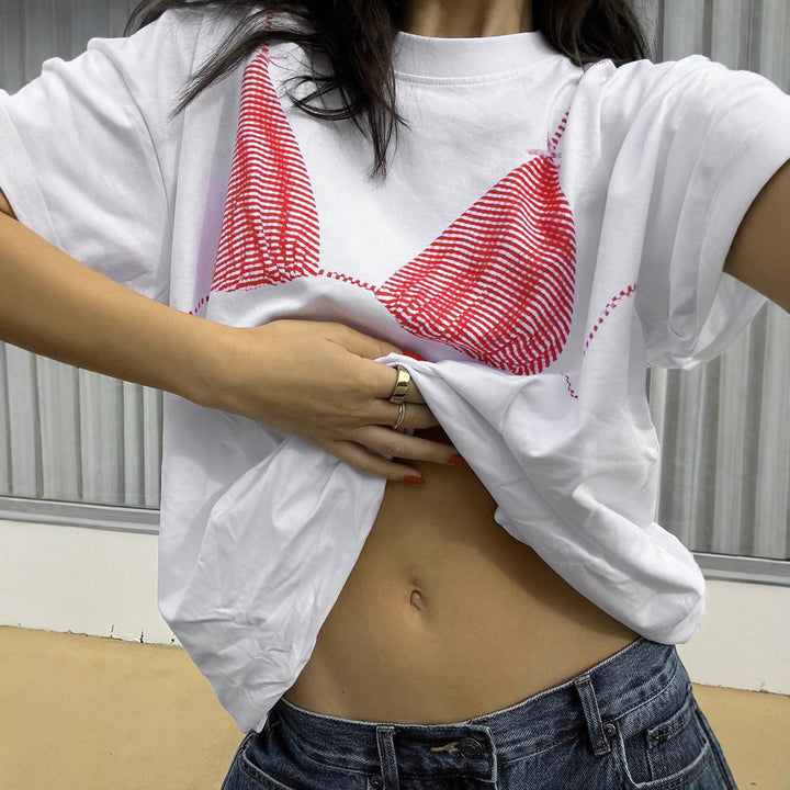 Damer lösa T-shirt med grafisk bikini-print Mirla-Eva Jonsson