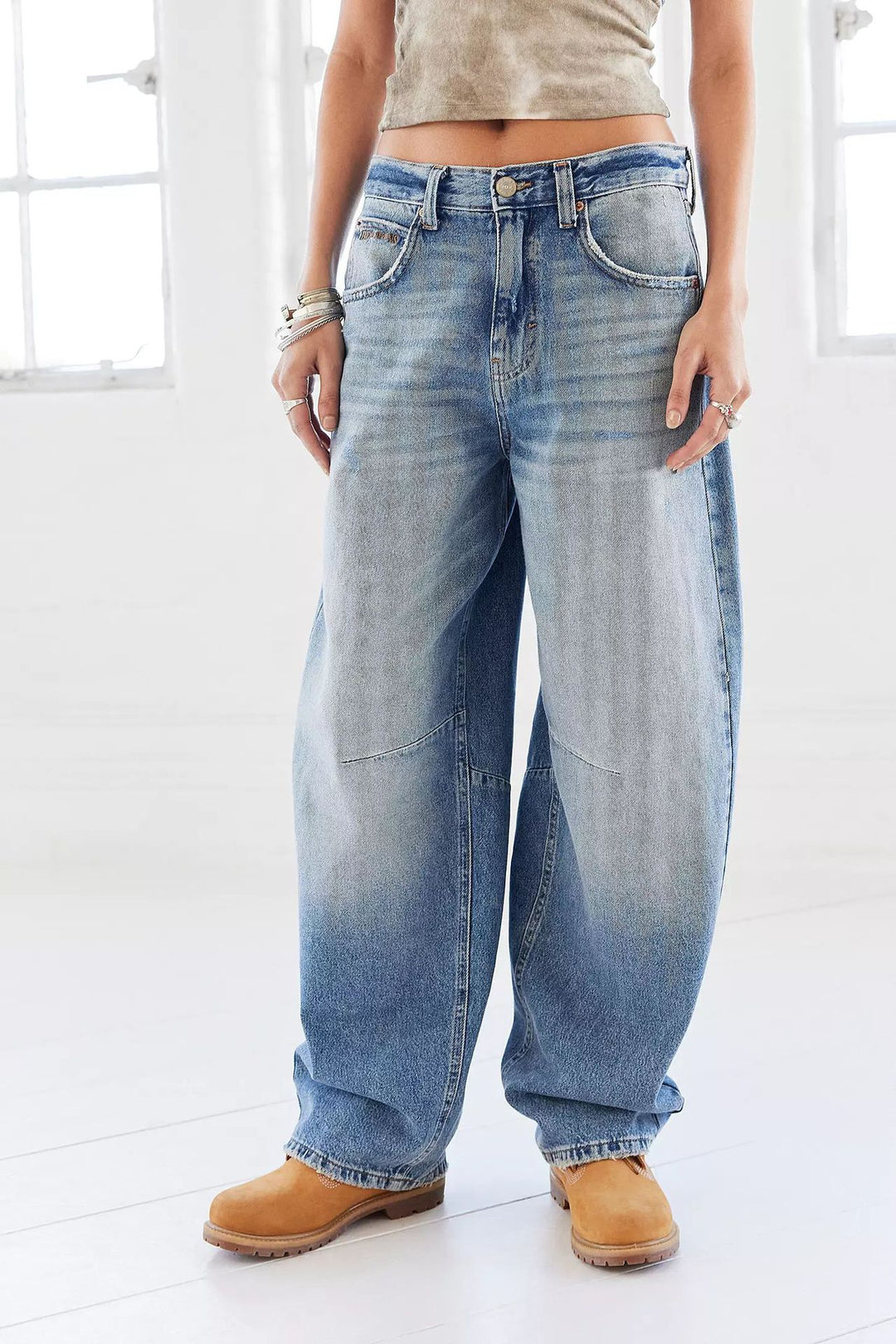 Damer löst passform jeans i avslappnad stil med trendiga detaljer Mirla-Eva Jonsson
