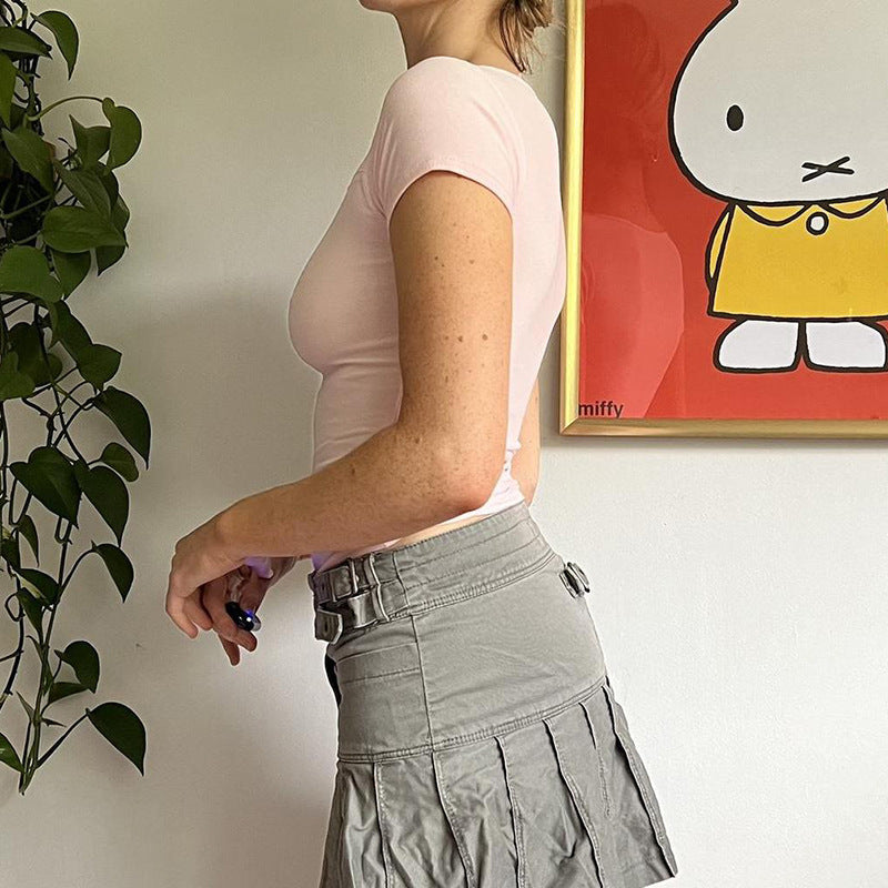 Damer luftig axelshirt med elegant cut-out-design och blommönster Mirla-Eva Jonsson