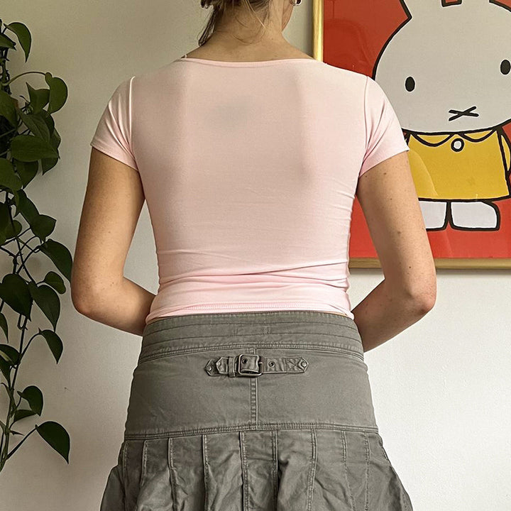 Damer luftig axelshirt med elegant cut-out-design och blommönster Mirla-Eva Jonsson