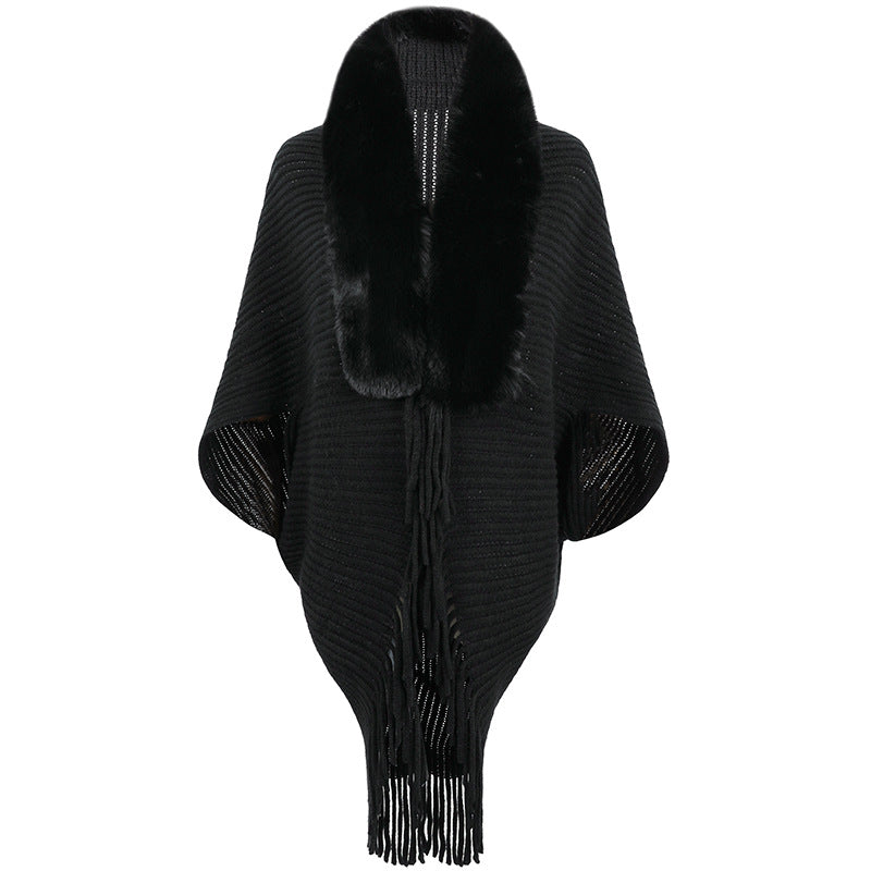 Damer lyxig stickad poncho med elegant konstpälskrage och fransar Mirla-Eva Jonsson