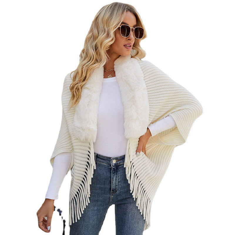 Damer lyxig stickad poncho med elegant konstpälskrage och fransar Mirla-Eva Jonsson