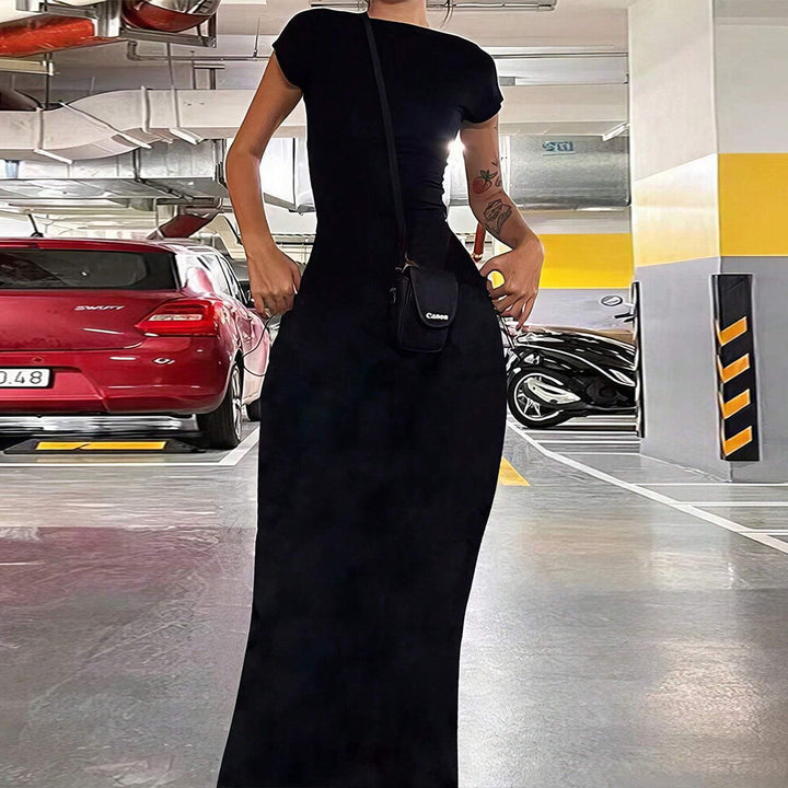 Damer maxi klänning med elegant ryggutskärning och figurnära silhuett Mirla-Eva Jonsson