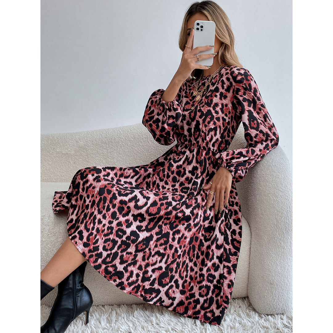Damer maxiklänning i elegant leopardtryck med volangärmar och midja Mirla-Eva Jonsson