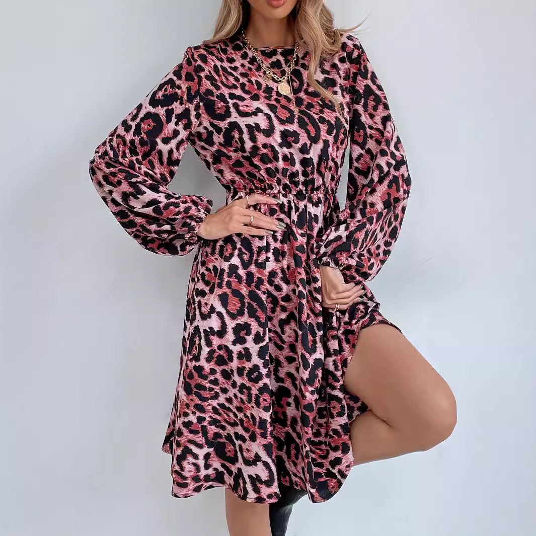 Damer maxiklänning i elegant leopardtryck med volangärmar och midja Mirla-Eva Jonsson