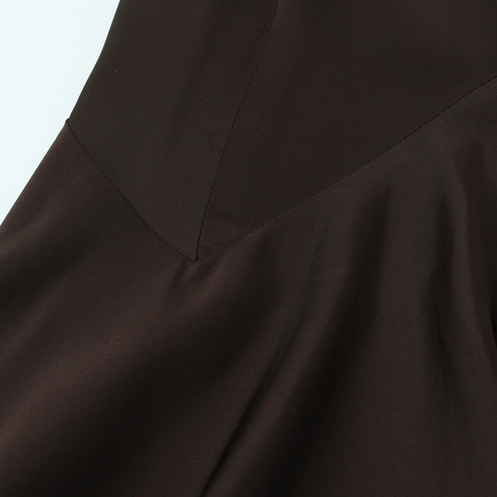 Damer maxiklänning med asymmetrisk nederkant och delikat drapering Mirla-Eva Jonsson