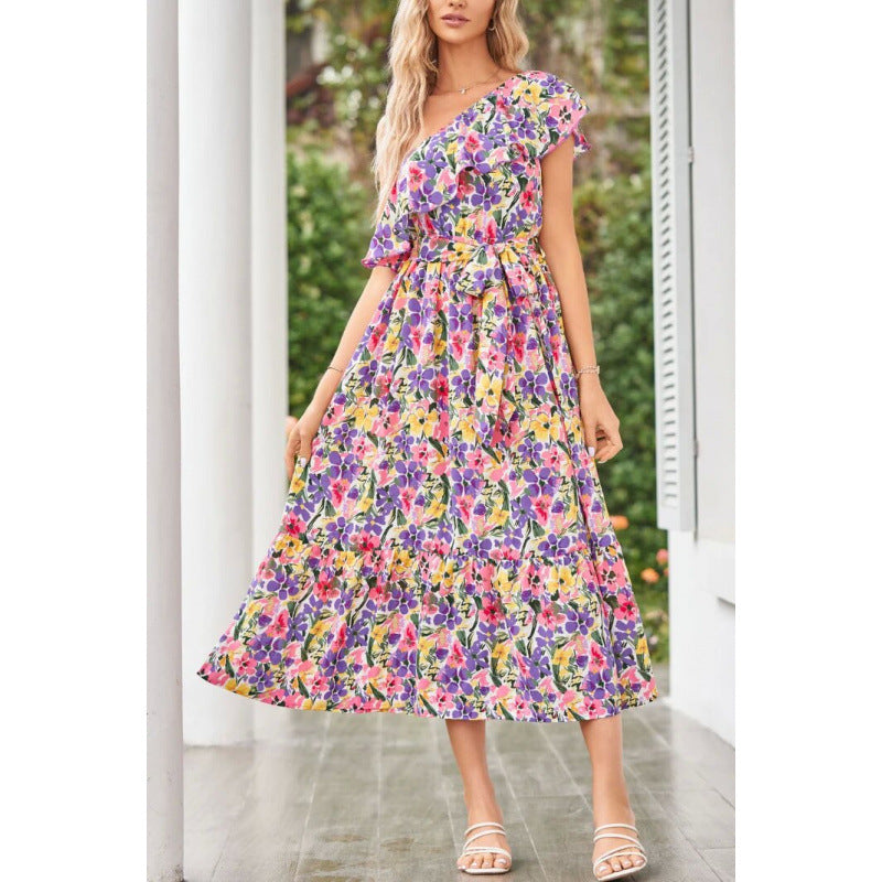 Damer maxiklänning med asymmetrisk skärning och blommigt volangdesign Mirla-Eva Jonsson