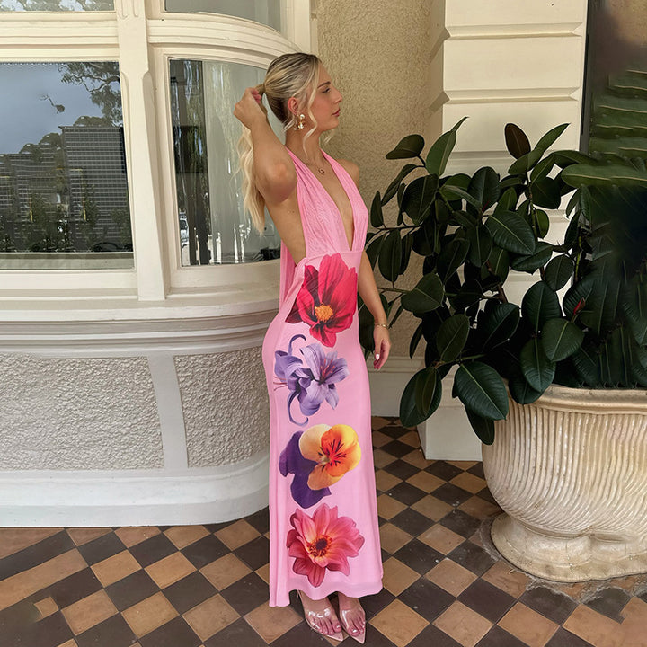 Damer maxiklänning med djup V-ringning och blommiga accenter Mirla-Eva Jonsson