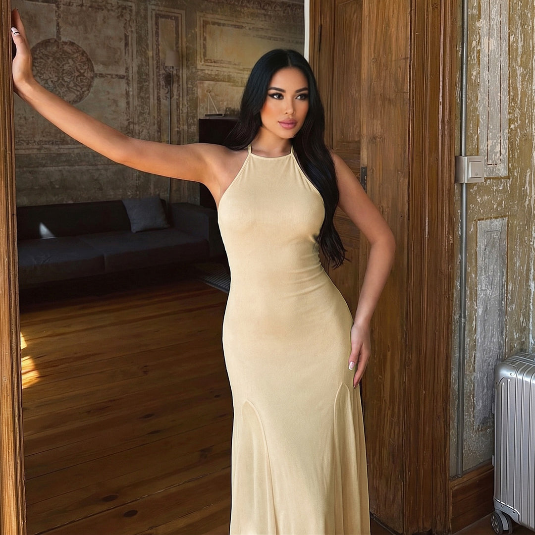 Damer maxiklänning med elegant halterneck och flödande snitt Mirla-Eva Jonsson