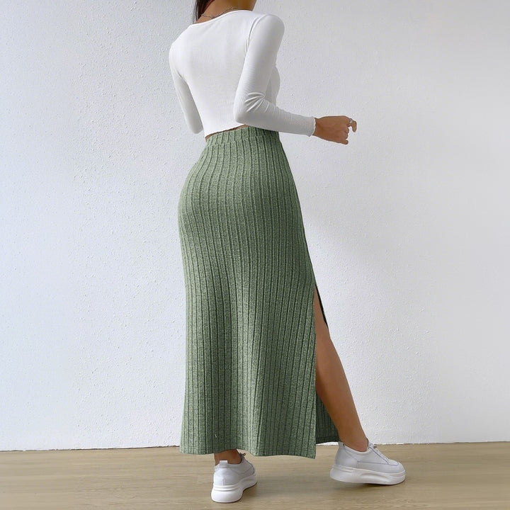 Damer maxkjol med elegant ribbat design och sidoflik Mirla-Eva Jonsson