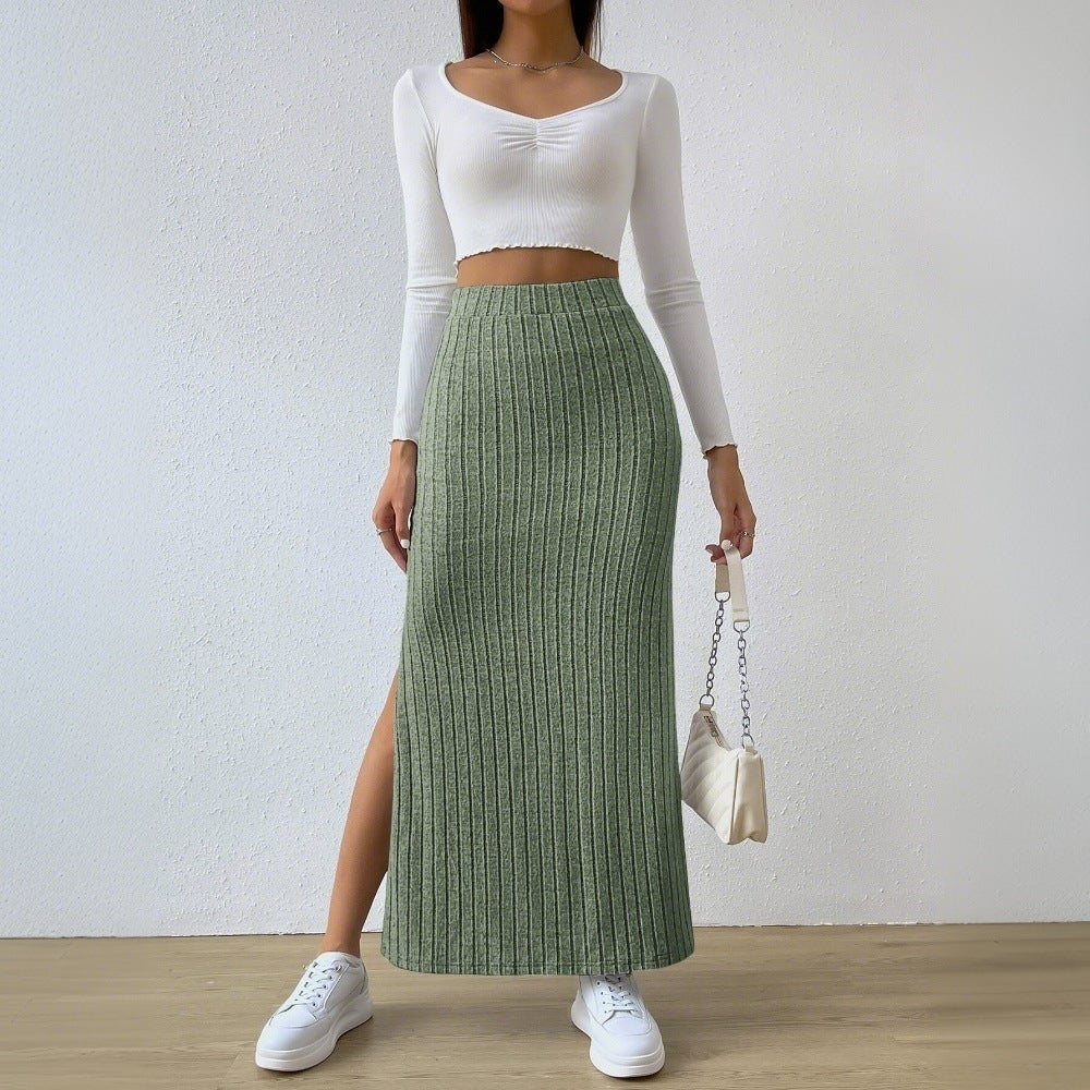 Damer maxkjol med elegant ribbat design och sidoflik Mirla-Eva Jonsson