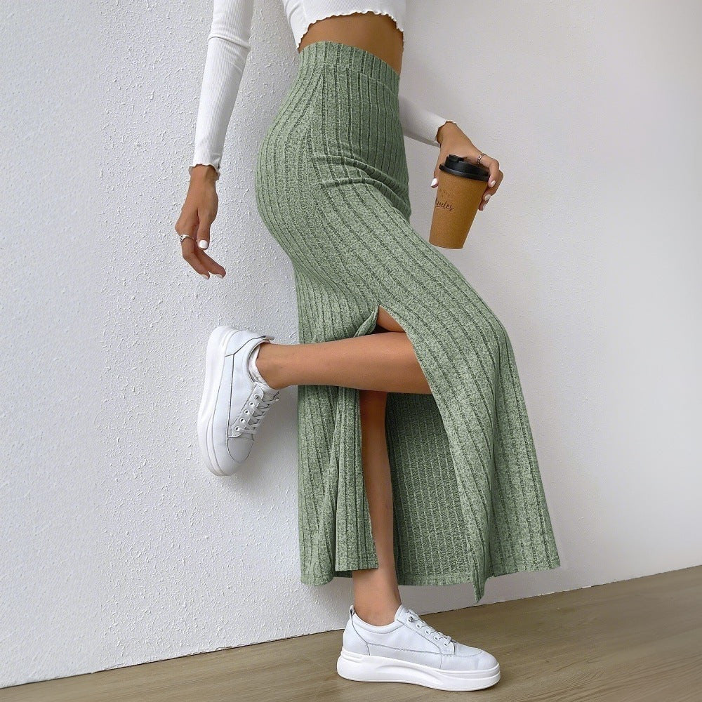 Damer maxkjol med elegant ribbat design och sidoflik Mirla-Eva Jonsson