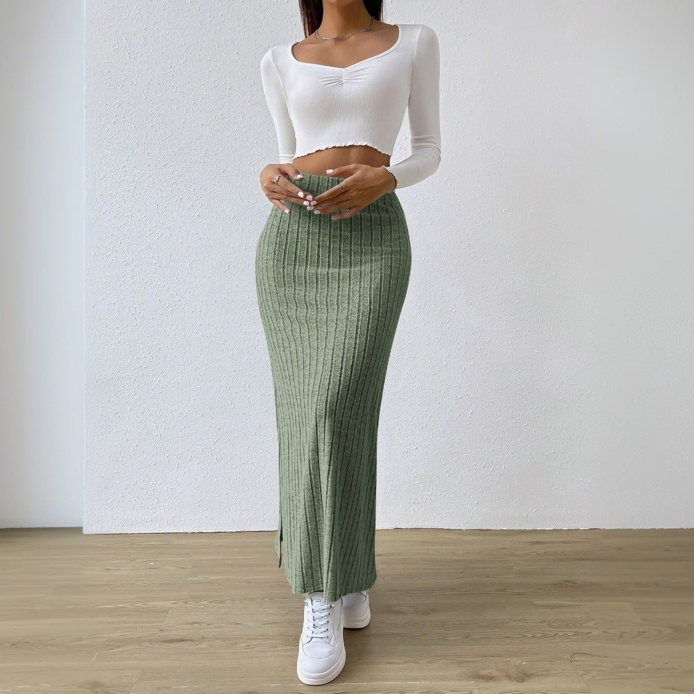 Damer maxkjol med elegant ribbat design och sidoflik Mirla-Eva Jonsson