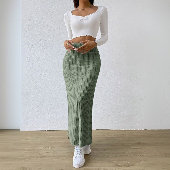 Damer maxkjol med elegant ribbat design och sidoflik Mirla-Eva Jonsson