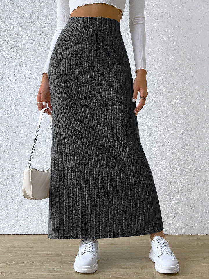 Damer maxkjol med elegant ribbat design och sidoflik Mirla-Eva Jonsson