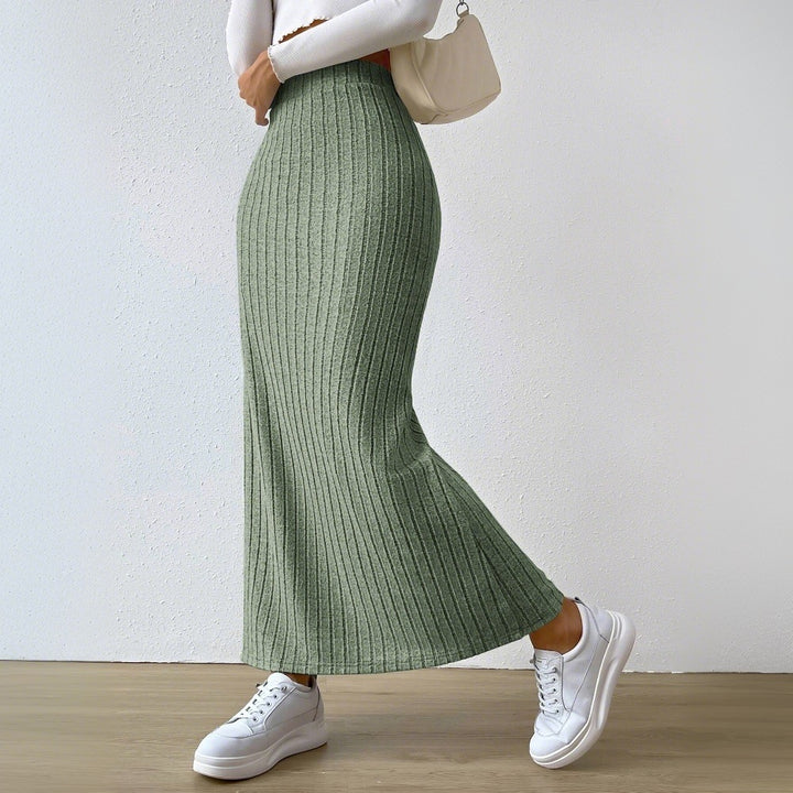 Damer maxkjol med elegant ribbat design och sidoflik Mirla-Eva Jonsson