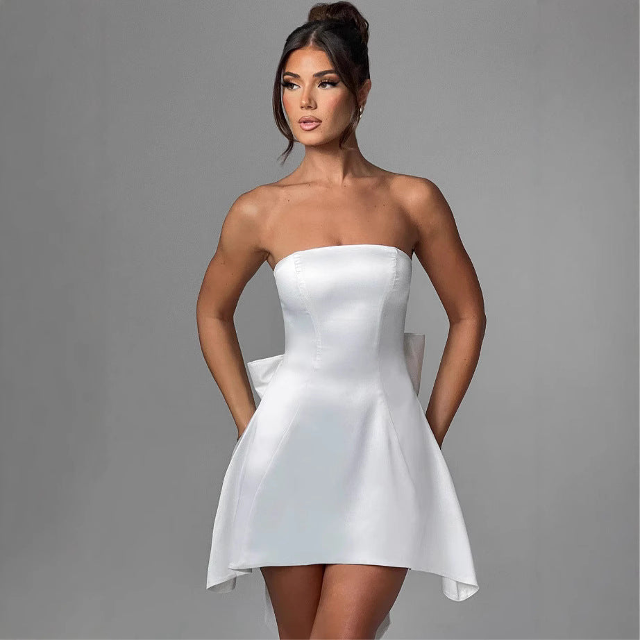Damer miniklänning i elegant bandeau-stil med lekfull detalj bak Mirla-Eva Jonsson