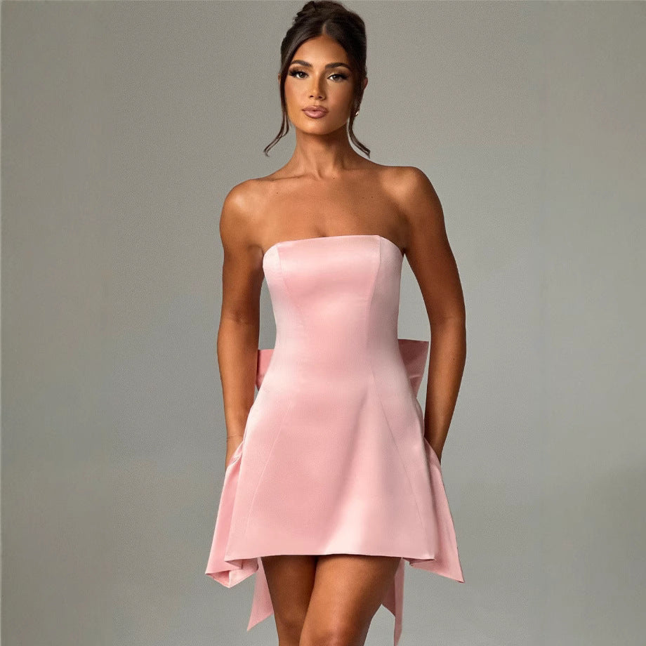Damer miniklänning i elegant bandeau-stil med lekfull detalj bak Mirla-Eva Jonsson