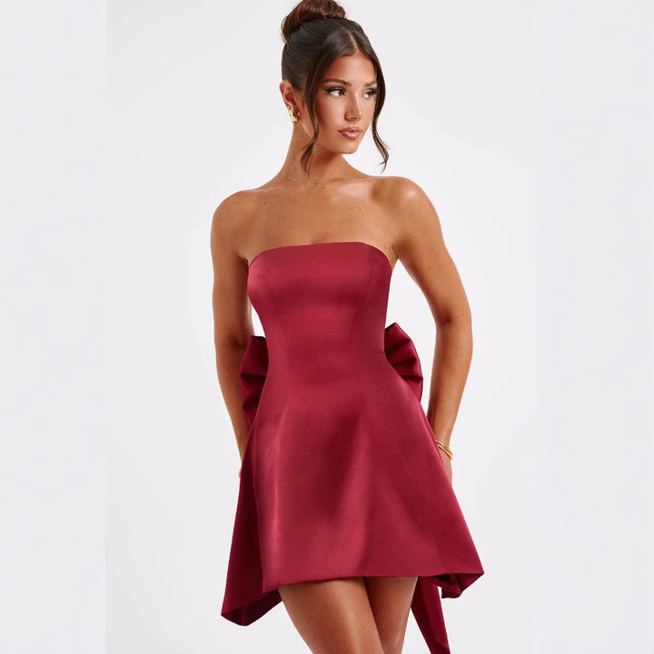 Damer miniklänning i elegant bandeau-stil med lekfull detalj bak Mirla-Eva Jonsson