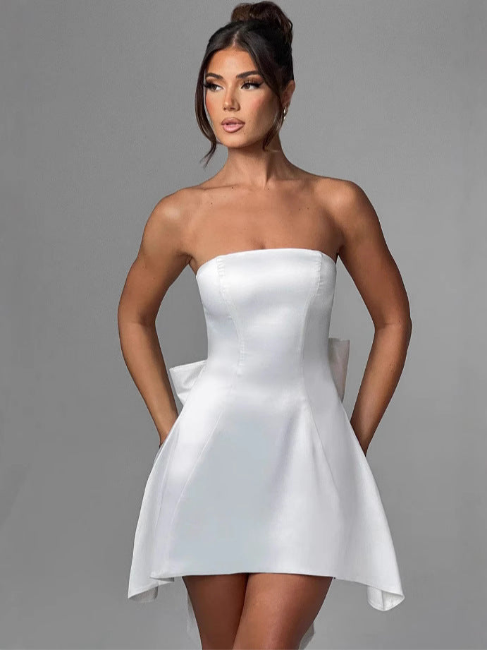 Damer miniklänning i elegant bandeau-stil med lekfull detalj bak Mirla-Eva Jonsson