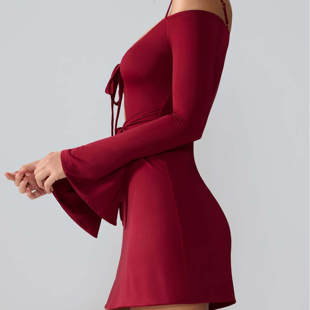 Damer miniklänning med raffinade cut-out-detaljer och snygg knytning Mirla-Eva Jonsson