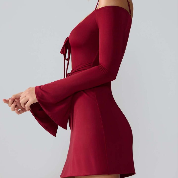 Damer miniklänning med raffinade cut-out-detaljer och snygg knytning Mirla-Eva Jonsson