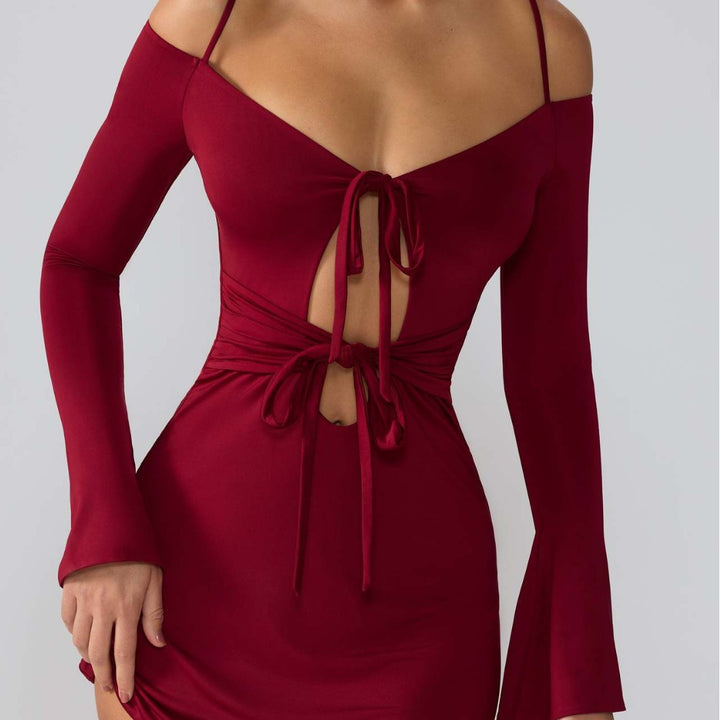 Damer miniklänning med raffinade cut-out-detaljer och snygg knytning Mirla-Eva Jonsson