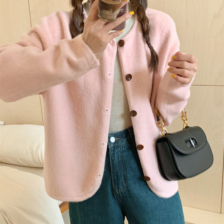 Damer mjuk cardigan med elegant knappslå och modern passform Mirla-Eva Jonsson