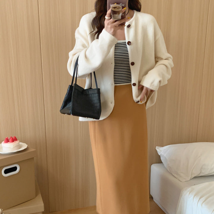 Damer mjuk cardigan med elegant knappslå och modern passform Mirla-Eva Jonsson