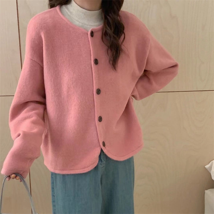 Damer mjuk cardigan med elegant knappslå och modern passform Mirla-Eva Jonsson