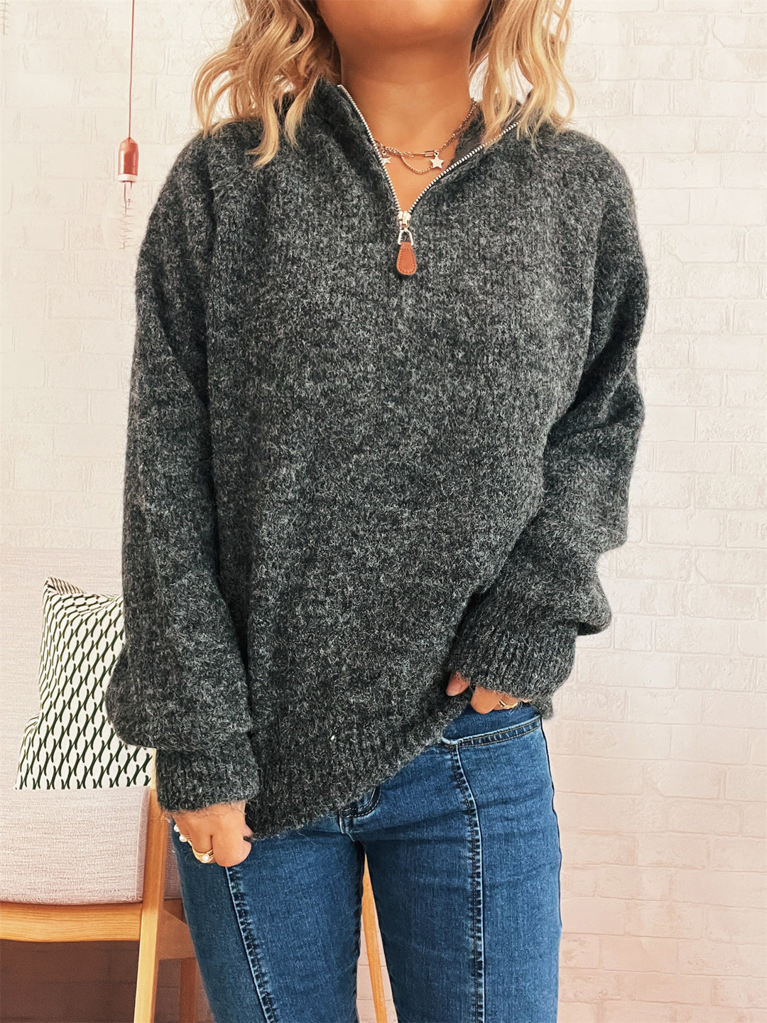 Damer mjuk hoodie med dragkedja och modern ribbdesign Mirla-Eva Jonsson