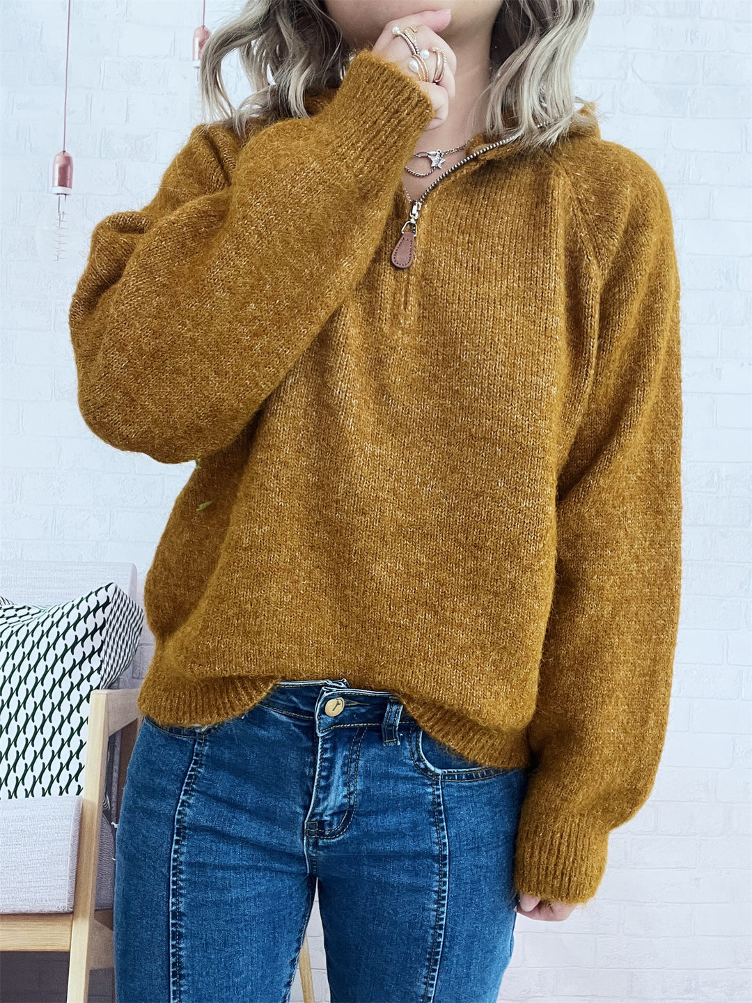 Damer mjuk hoodie med dragkedja och modern ribbdesign Mirla-Eva Jonsson
