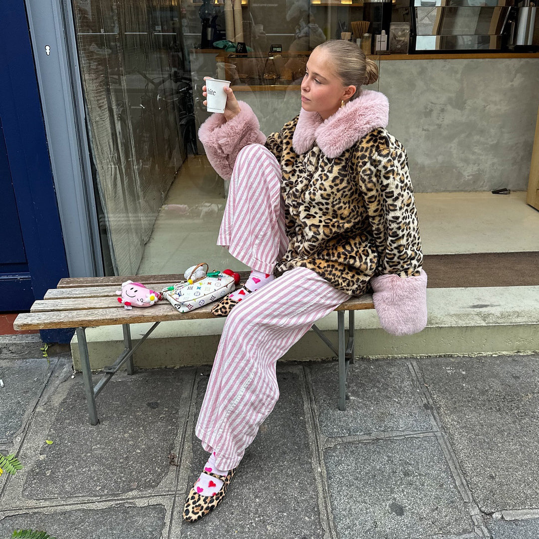 Damer mjuk leopardmönster jacka med lös passform och högkvalitativ fleece Mirla-Eva Jonsson