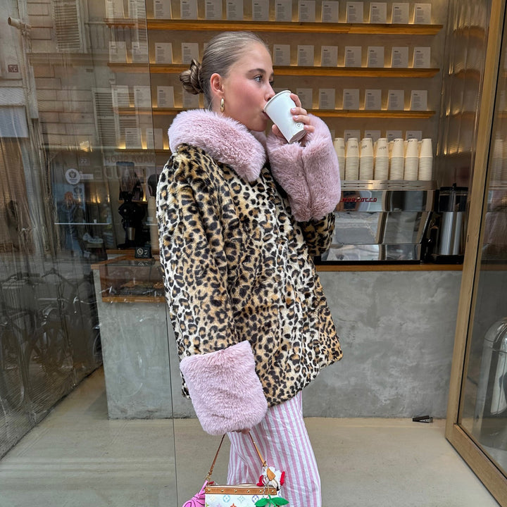 Damer mjuk leopardmönster jacka med lös passform och högkvalitativ fleece Mirla-Eva Jonsson