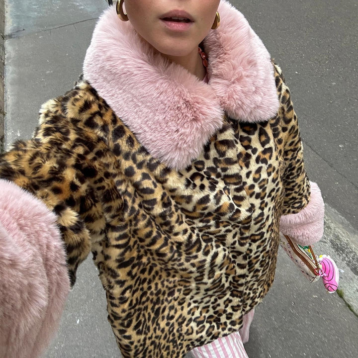 Damer mjuk leopardmönster jacka med lös passform och högkvalitativ fleece Mirla-Eva Jonsson